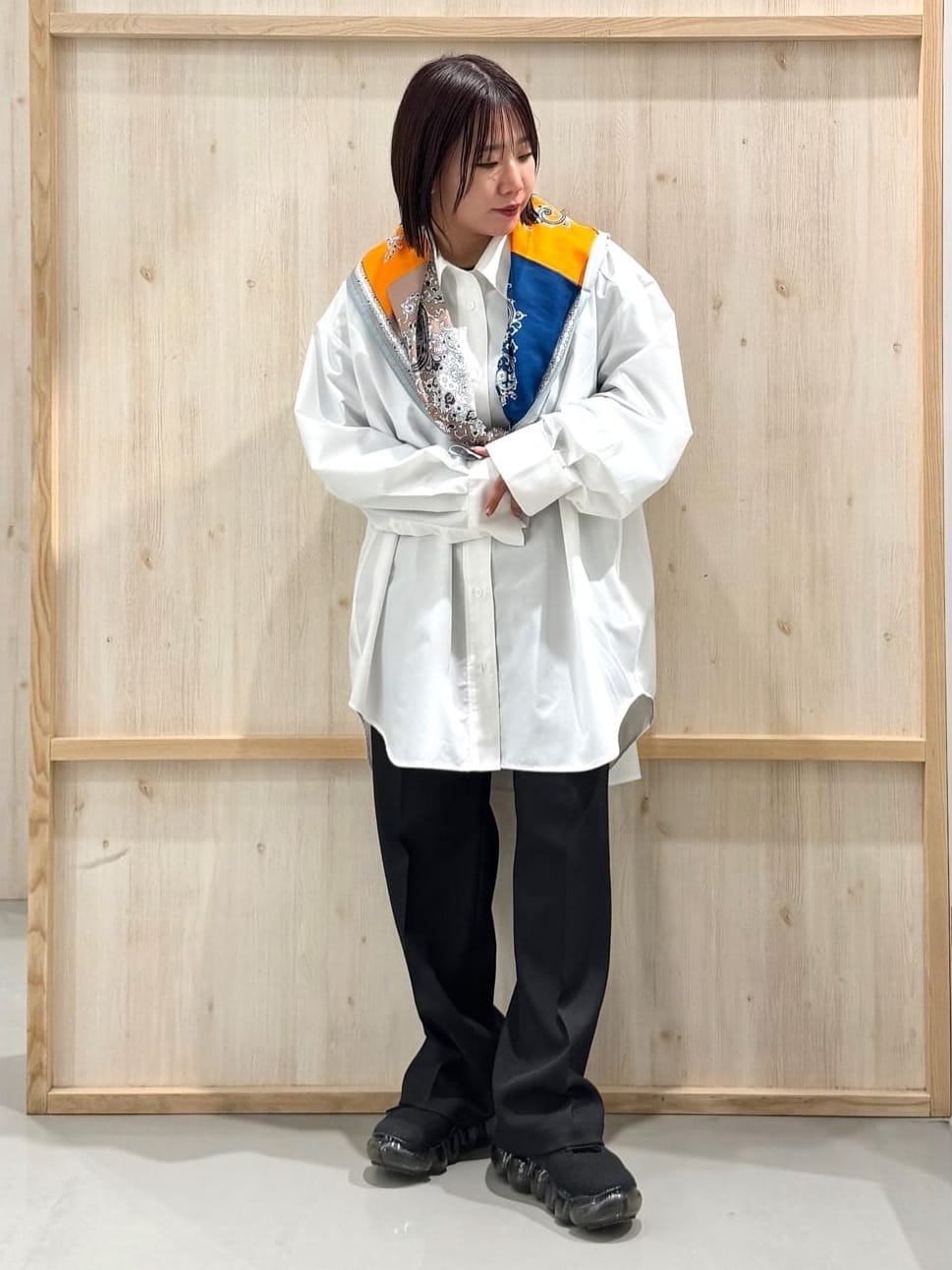 nanaさんの「THE SHOP TK｜ゆったりシルエットで体型カバー ロングシャツ」を使ったコーディネート