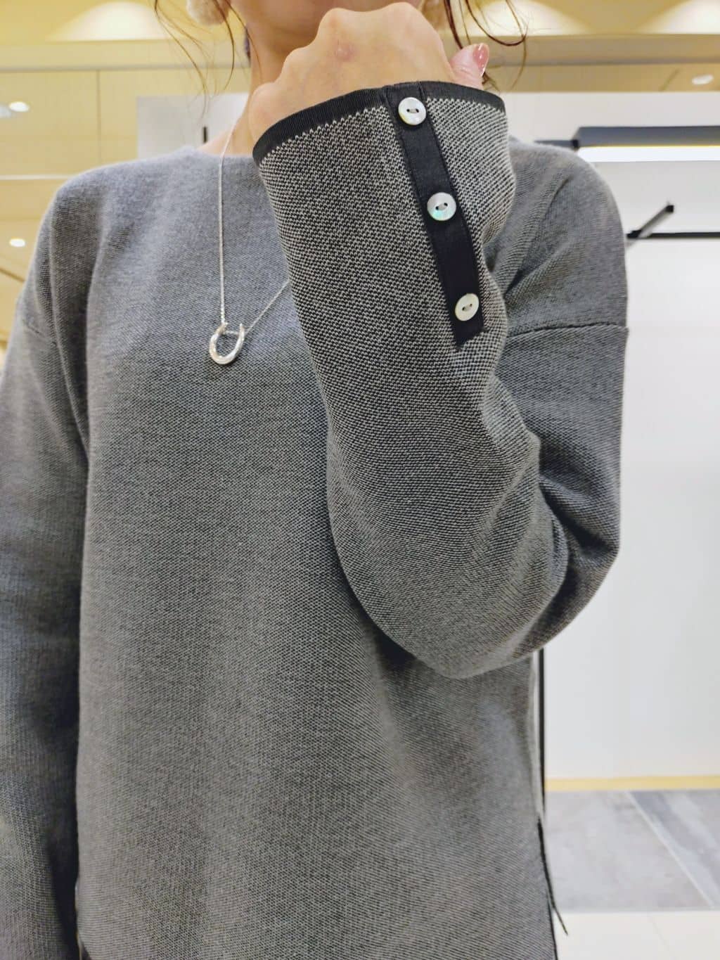 TOMOMIさんの「INDIVI｜【洗える／SETUP可能】ジャカードニット プリーツスカート」を使ったコーディネート