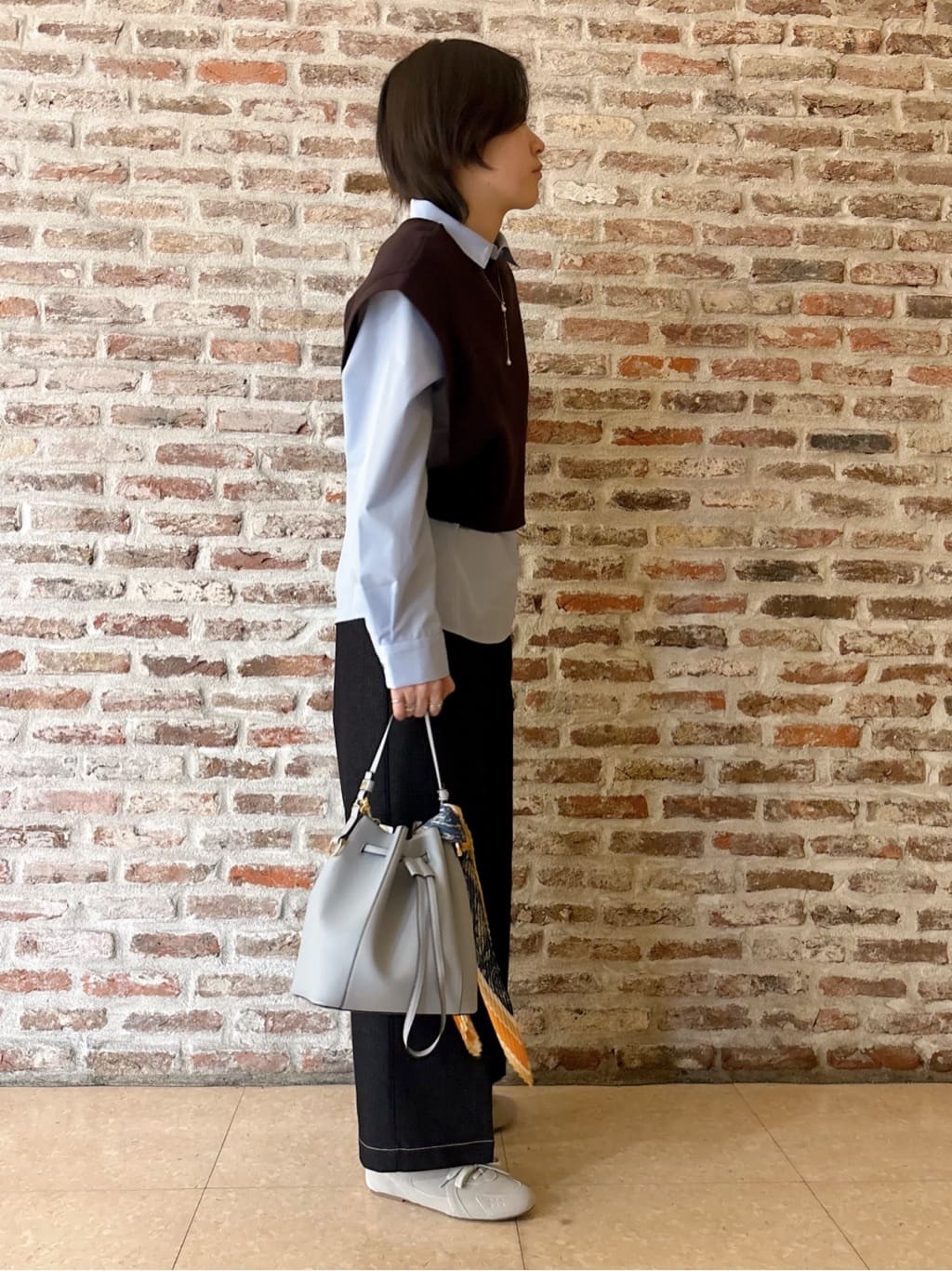 しばさんの「THE SHOP TK｜【2点セット】レイヤードスタイルでこなれ見え ニットベスト＆シャツ」を使ったコーディネート