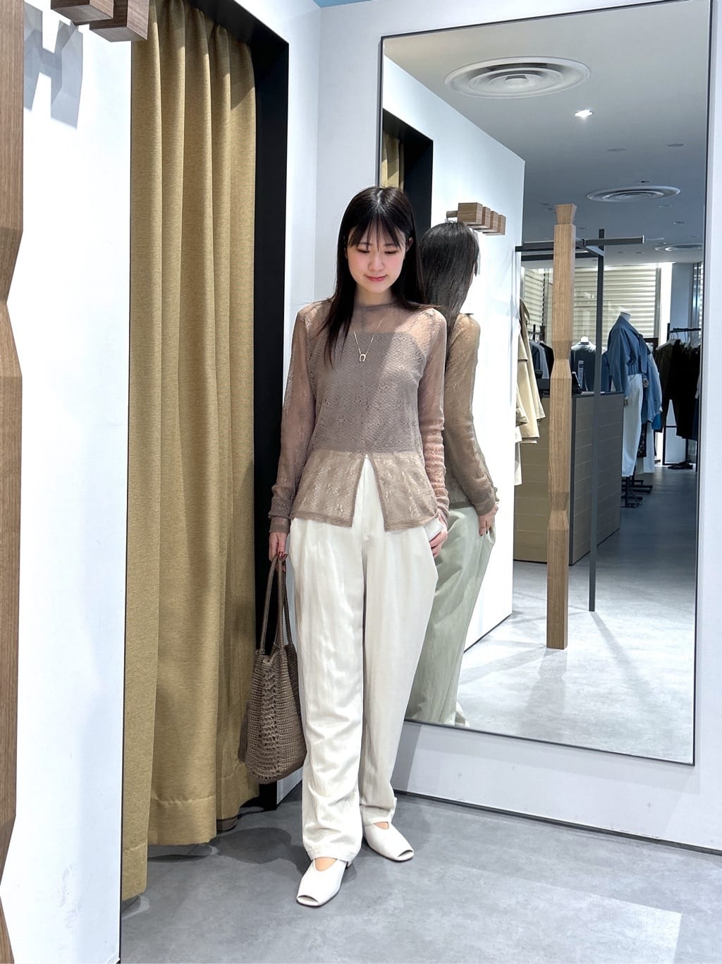 Renoさんの「INDIVI｜【2WAY】スリットレースプルオーバー」を使ったコーディネート