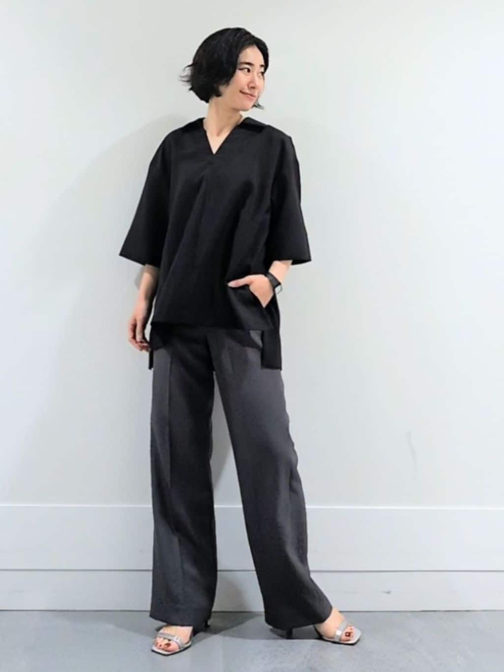 ミズタさんの「UNTITLED｜【UVカット/接触冷感/吸水速乾/ゆったり】V開きネックシャツ」を使ったコーディネート