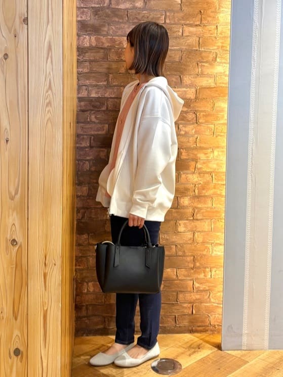 mieさんの「SHOO･LA･RUE｜【洗濯機可/UV/綿100％】体型カバーが叶う ゆるトップス」を使ったコーディネート