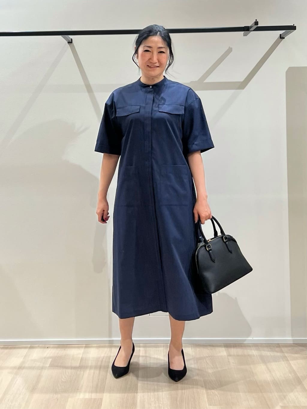 TOMOMIさんの「UNTITLED｜◆【洗える/前開きボタン】シャンブレーシャツワンピース」を使ったコーディネート