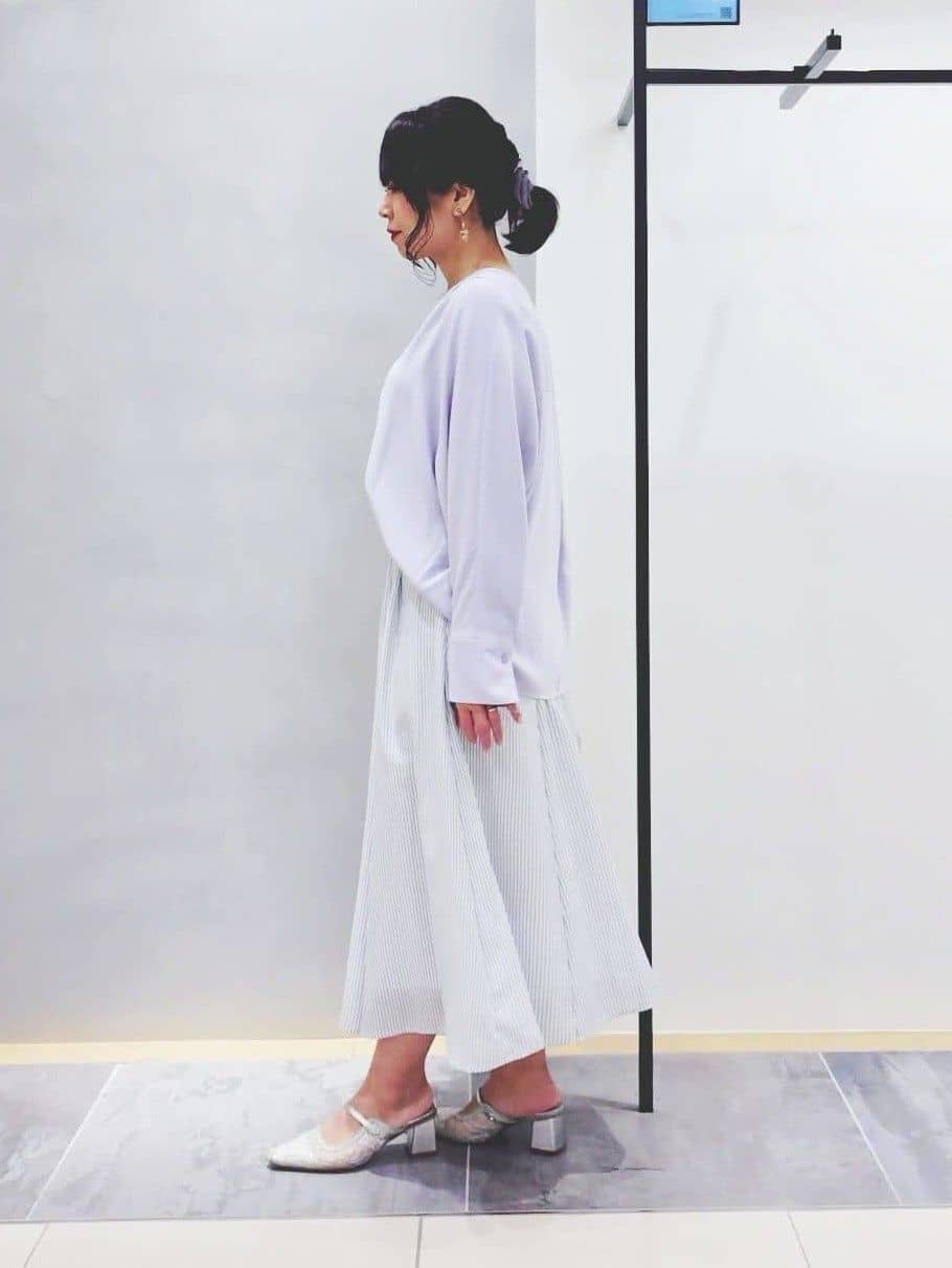 TOMOMIさんの「INDIVI｜【洗える／UVケア／マットサテン】Vネックドルマンスリーブブラウス」を使ったコーディネート