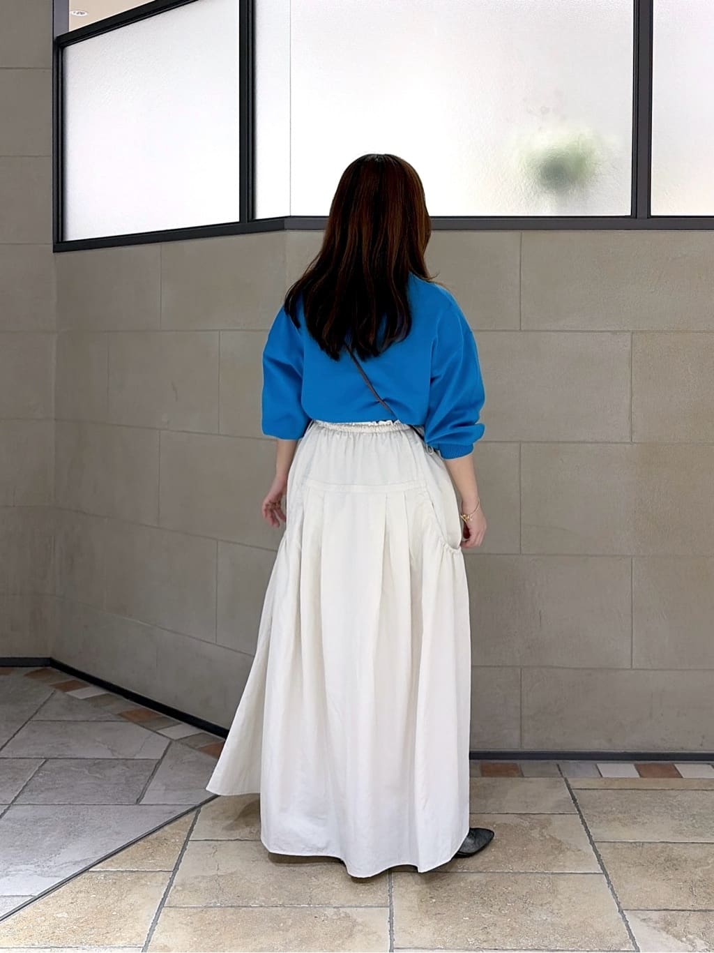 よねさんの「INDIVI｜Timeless｜フォルムロゴニット」を使ったコーディネート