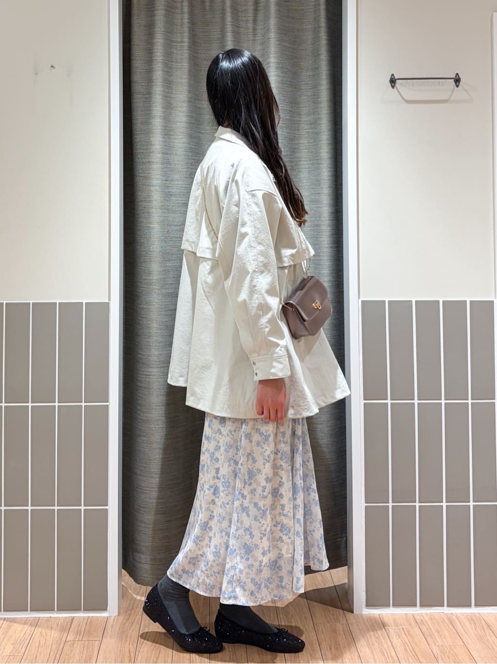Kotoさんの「grove｜【撥水／シルエット2WAY】羽織るだけでサマになる、スタンドネックテントラインコート」を使ったコーディネート