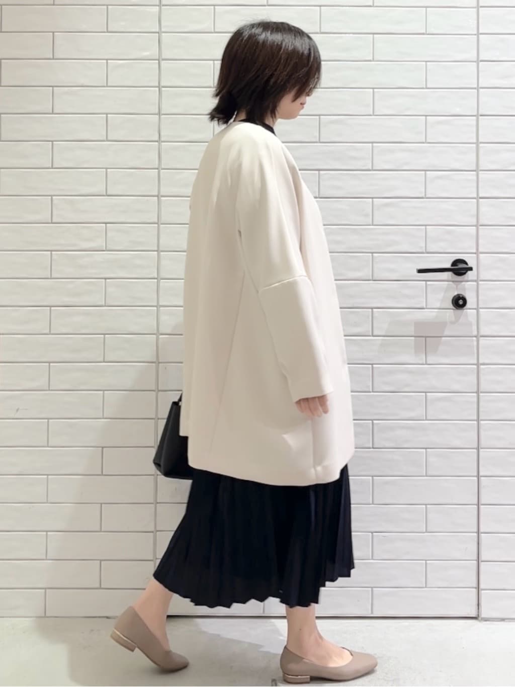 しおりさんの「OPAQUE.CLIP｜フォルムスリーブミドルコート【洗濯機OK】」を使ったコーディネート