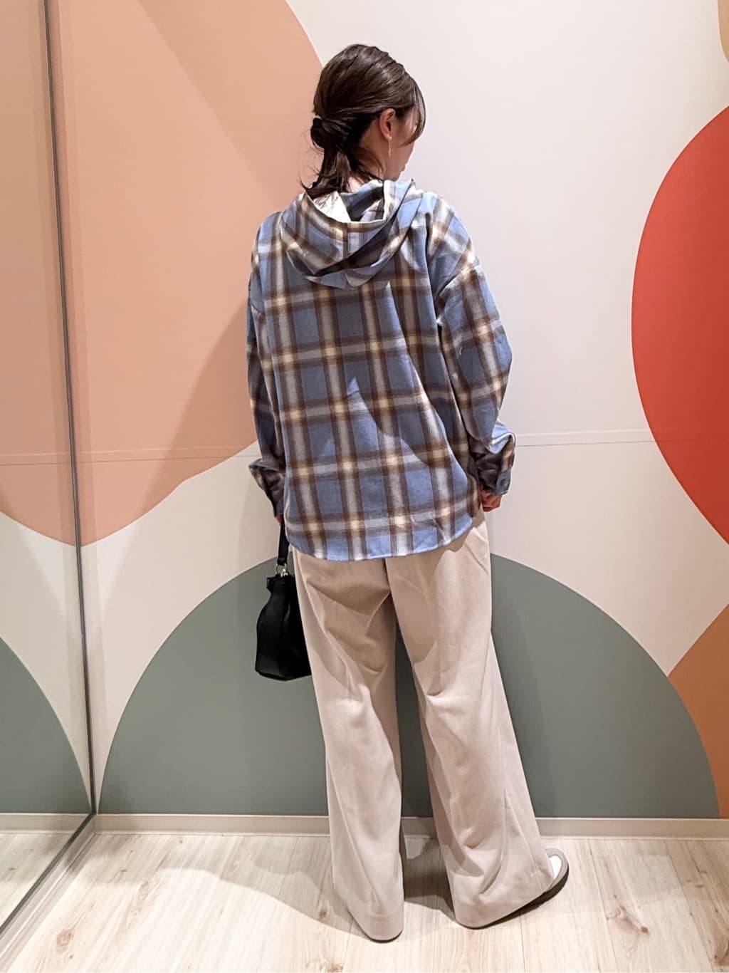 長女さんの「SHOO･LA･RUE｜【洗濯機可】涼しげで軽やかな チェックシャツパーカ」を使ったコーディネート
