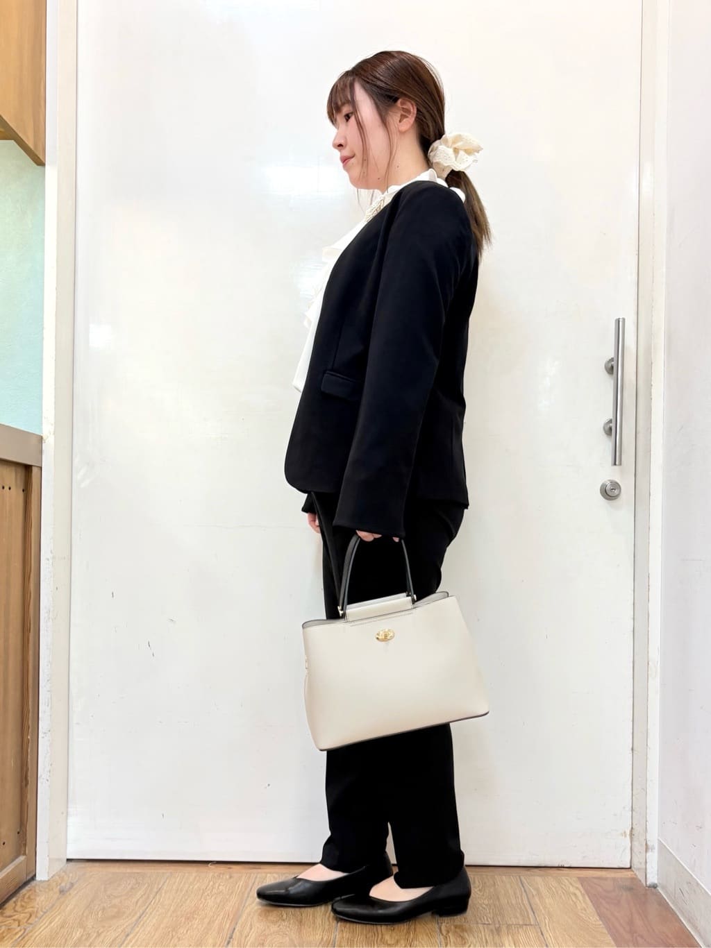 だいわさんの「SHOO･LA･RUE｜【洗濯機可/セットアップ可/S-3L】きちんと楽に。カットジョーゼットノーカラージャケット」を使ったコーディネート