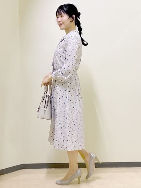  beni_gingerさんの「Reflect｜【セレモニー／通勤／おでかけに◎】フラワープリントボウタイワンピース」を使ったコーディネート