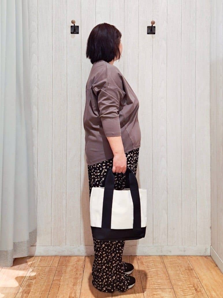 kotomiさんの「SHOO･LA･RUE｜【S-LL/柄が選べる】ウエストゴムでらくちん 大人プリーツイージーパンツ」を使ったコーディネート