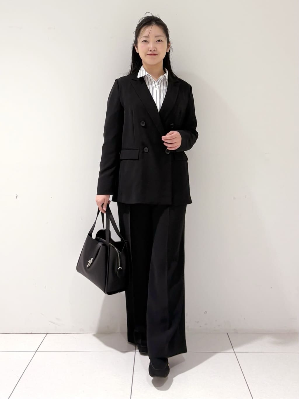 momokoさんの「INDIVI｜【花粉付着防止／撥水／UVケア】名品トレンチコート」を使ったコーディネート