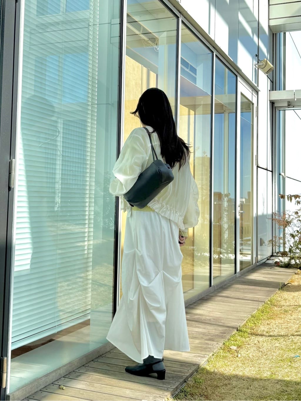 ibukiさんの「INDIVI｜オフショルスリットリブニット」を使ったコーディネート