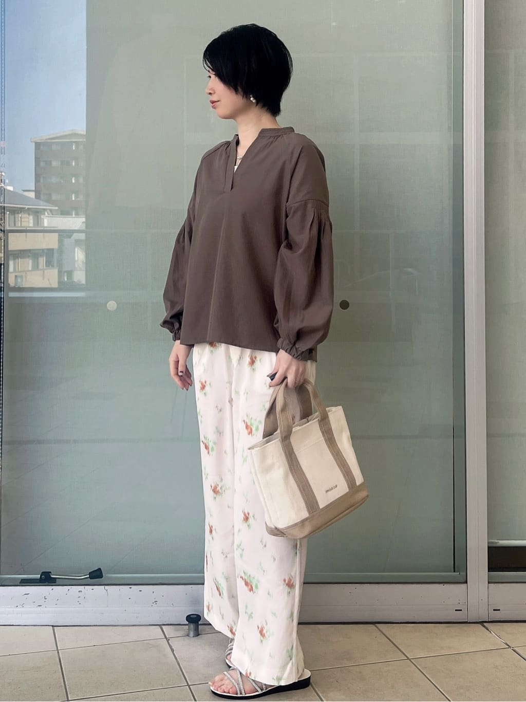 yo-koさんの「OPAQUE.CLIP｜スキッパーボリュームスリーブブラウス【洗濯機OK】」を使ったコーディネート