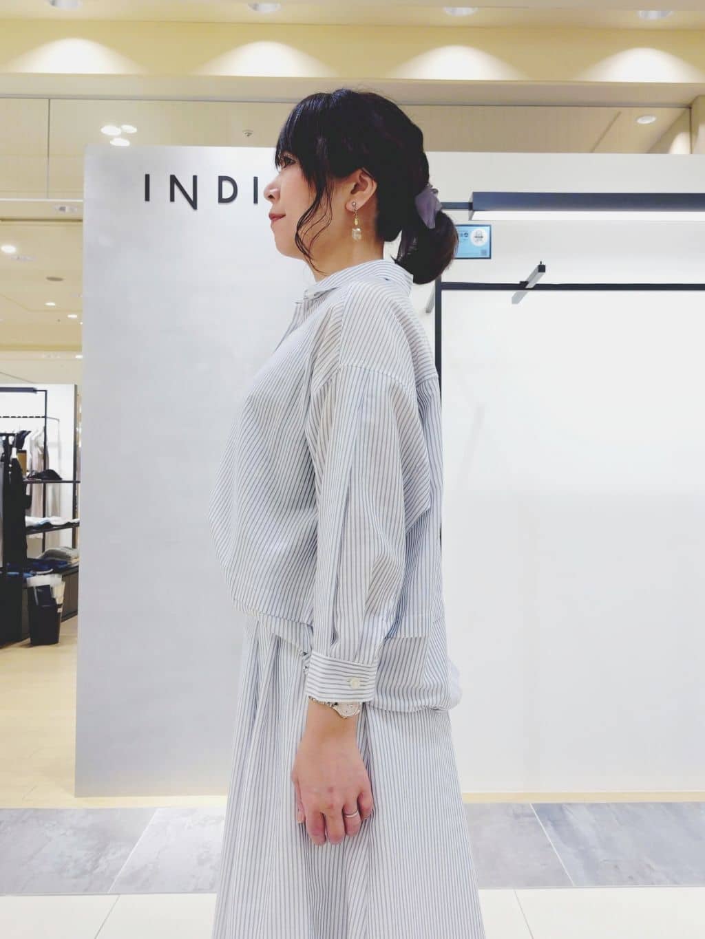 TOMOMIさんの「INDIVI｜【接触冷感／洗える／2WAY】ドロスト付 シアーシャンブレーシャツ」を使ったコーディネート