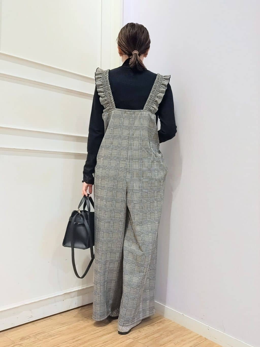 miomioさんの「SHOO･LA･RUE｜【あったか】大人のための チェック柄フリルサロペット」を使ったコーディネート