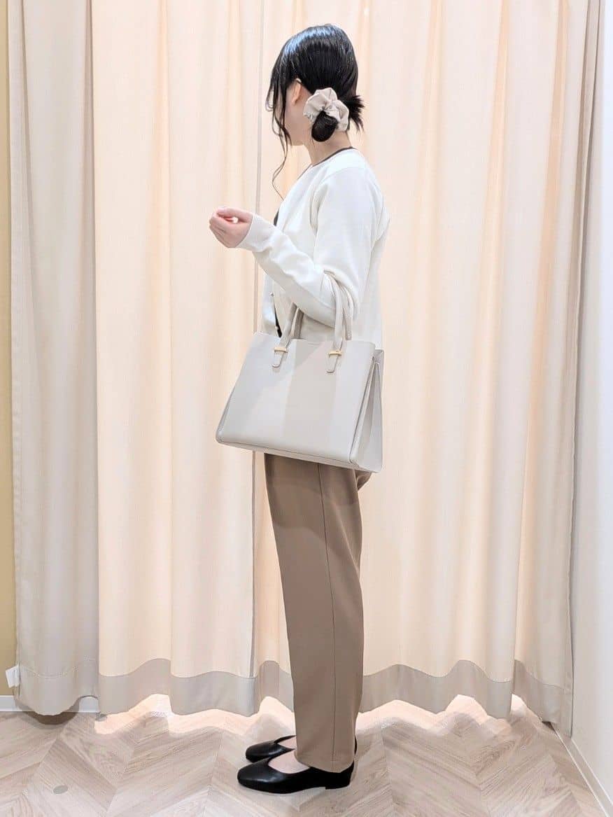 hinaさんの「SHOO･LA･RUE｜【洗濯機可/S-LL】ベルト風デザインがアクセント きれい見えテーパードパンツ」を使ったコーディネート
