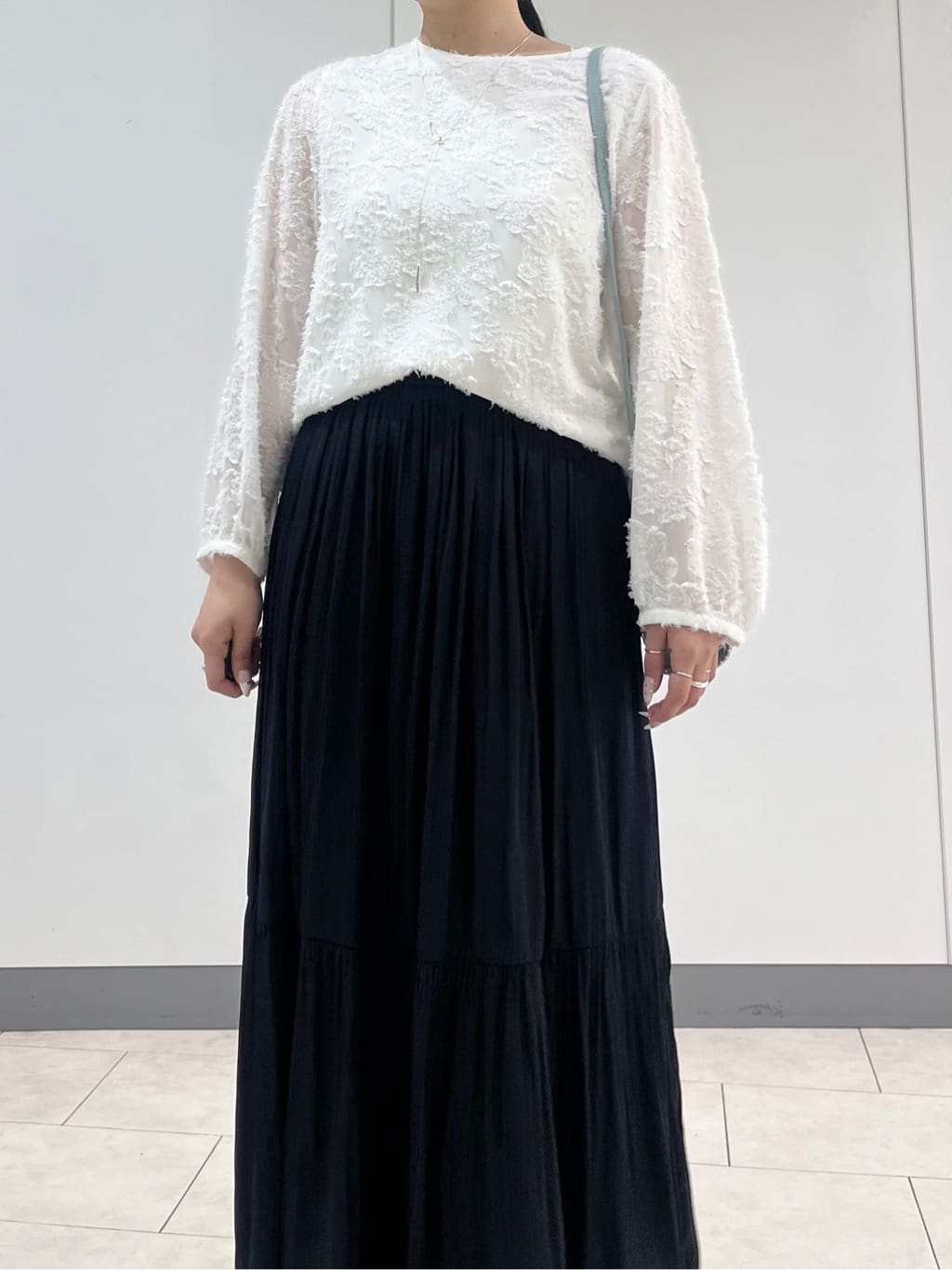 hasuさんの「INDIVI｜【華やか／大人シアー／セレモニー】カットフリンジブラウス」を使ったコーディネート