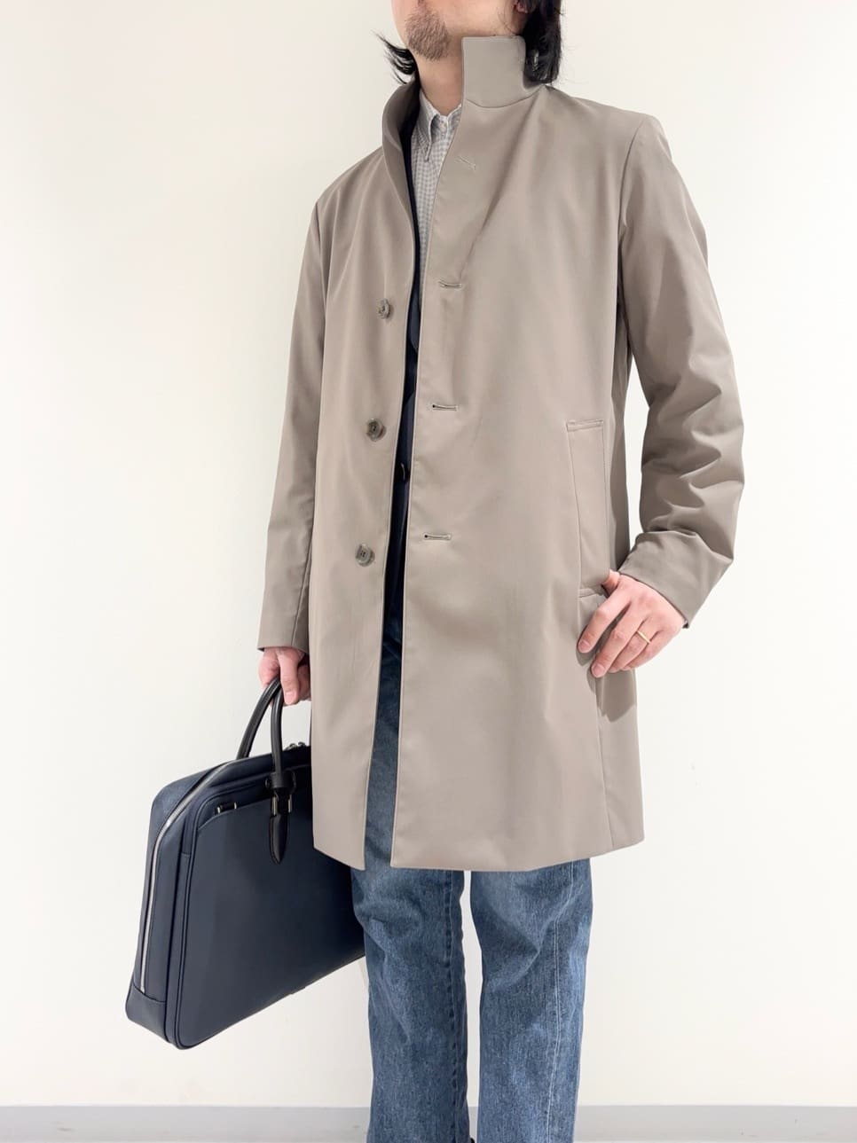 及川さんの「TAKEO KIKUCHI｜撥水ツイル スタンドカラー コート」を使ったコーディネート