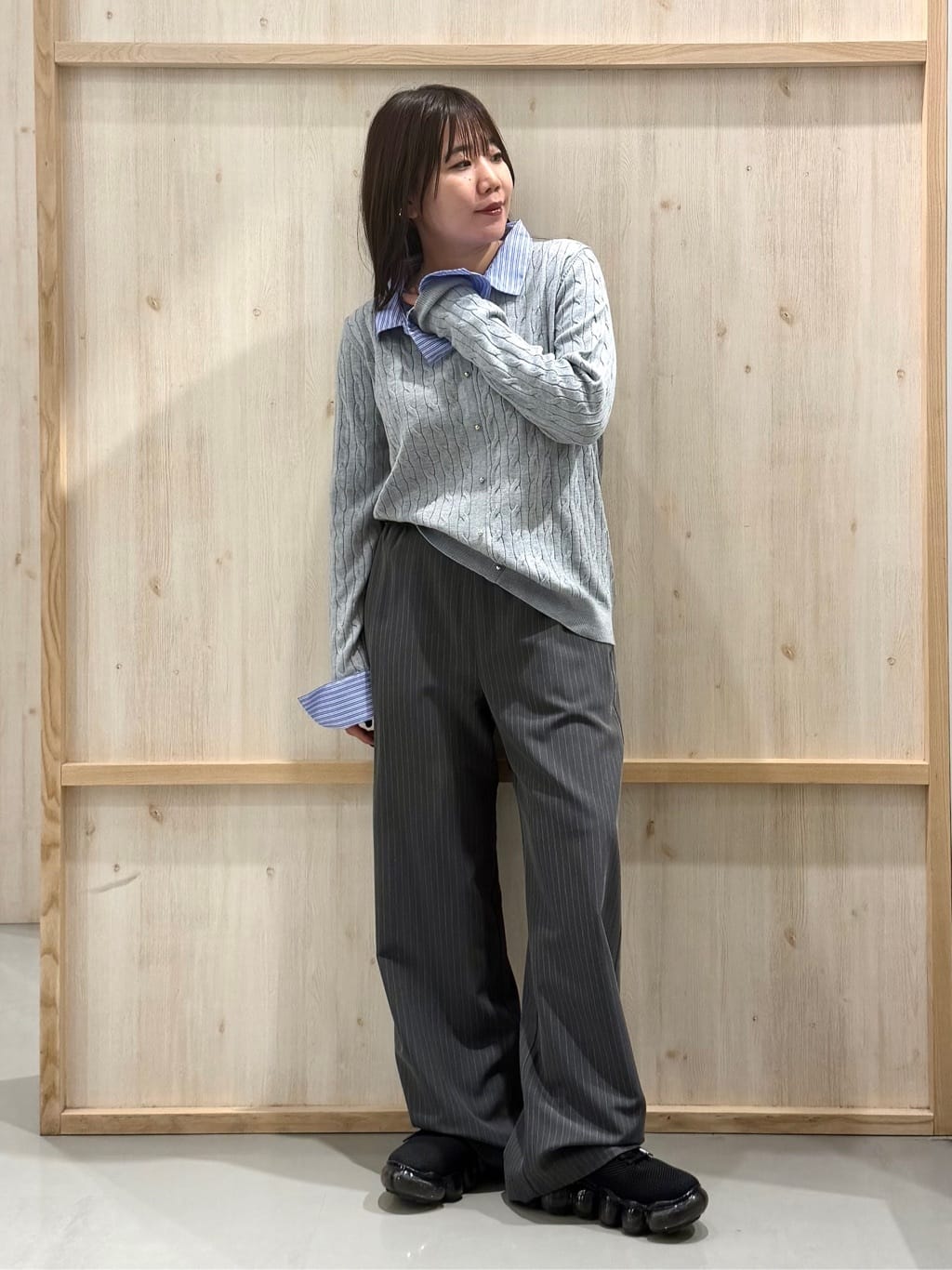 nanaさんの「THE SHOP TK｜【1枚でスタイル決まる】シャツレイヤード風 襟付ケーブルニット」を使ったコーディネート