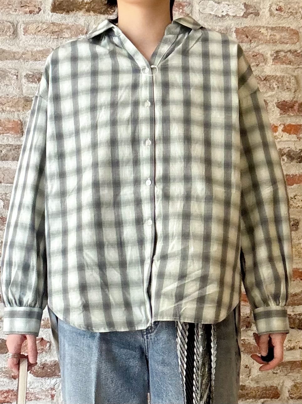 しばさんの「THE SHOP TK｜【後ろ姿もサマになる】バックシャーリングシャツ」を使ったコーディネート