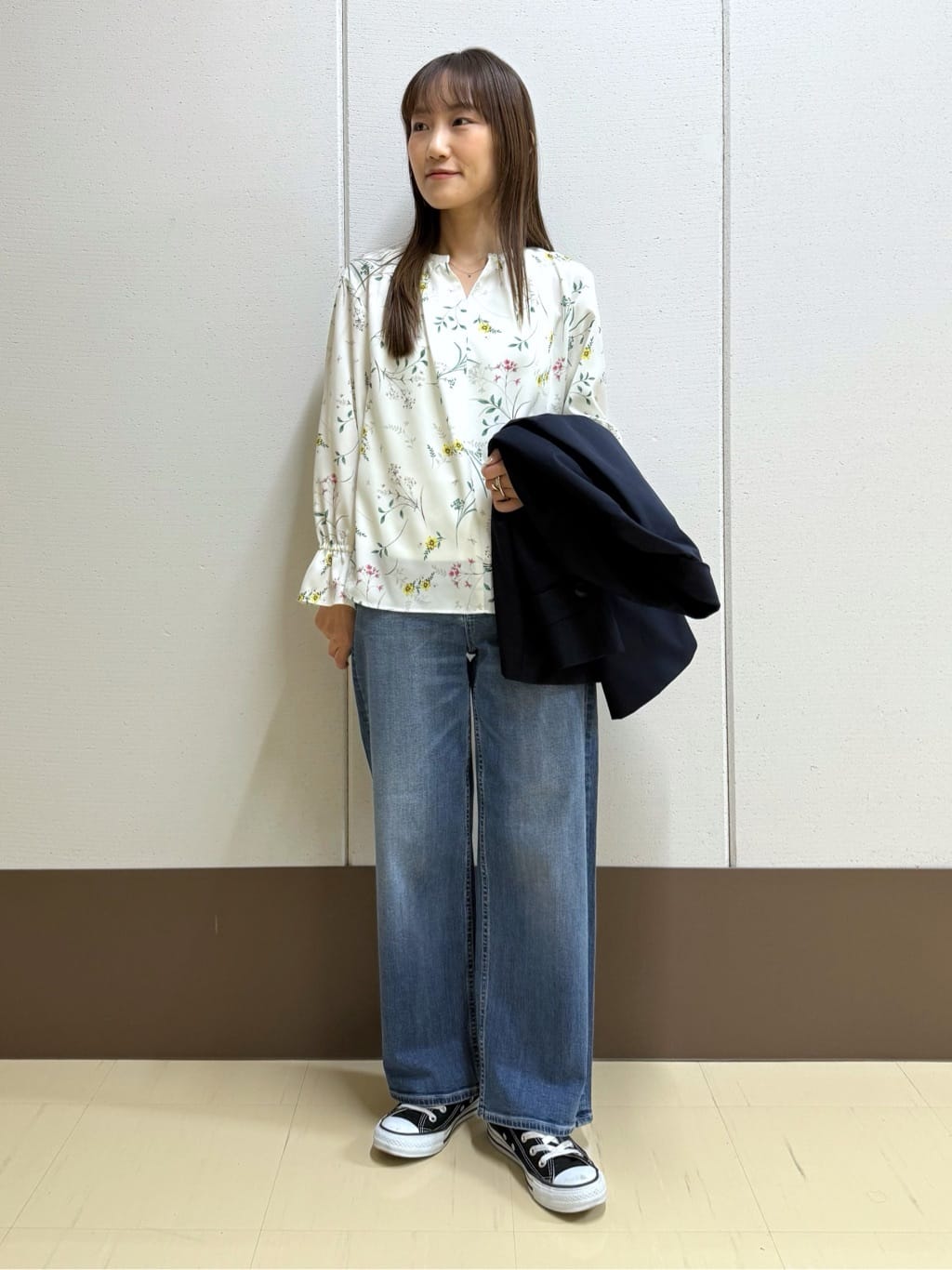 mamiさんの「INDIVI｜【SETUP可能】モダンフラワー柄キャンディスリーブブラウス」を使ったコーディネート