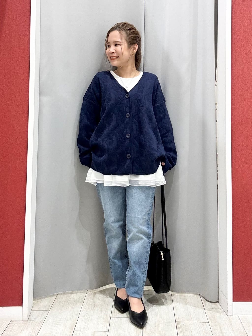 shioさんの「SHOO･LA･RUE｜【洗濯機可/S-LL】幾何柄風デザインがアクセント ゆるVネックカーディガン」を使ったコーディネート