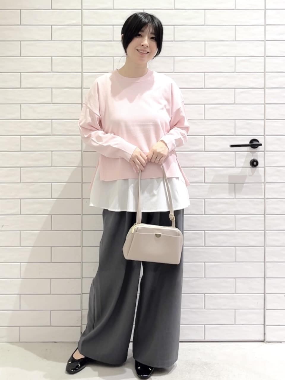 しおりさんの「OPAQUE.CLIP｜《ツインセット》ワイドニット&times;裾フレアタンクトップ【洗濯機OK】」を使ったコーディネート