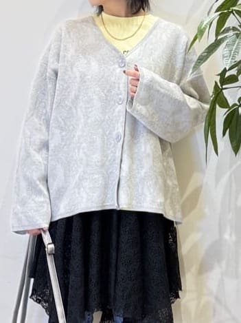 misakiさんの「SHOO･LA･RUE｜【洗濯機可/S-LL】幾何柄風デザインがアクセント ゆるVネックカーディガン」を使ったコーディネート