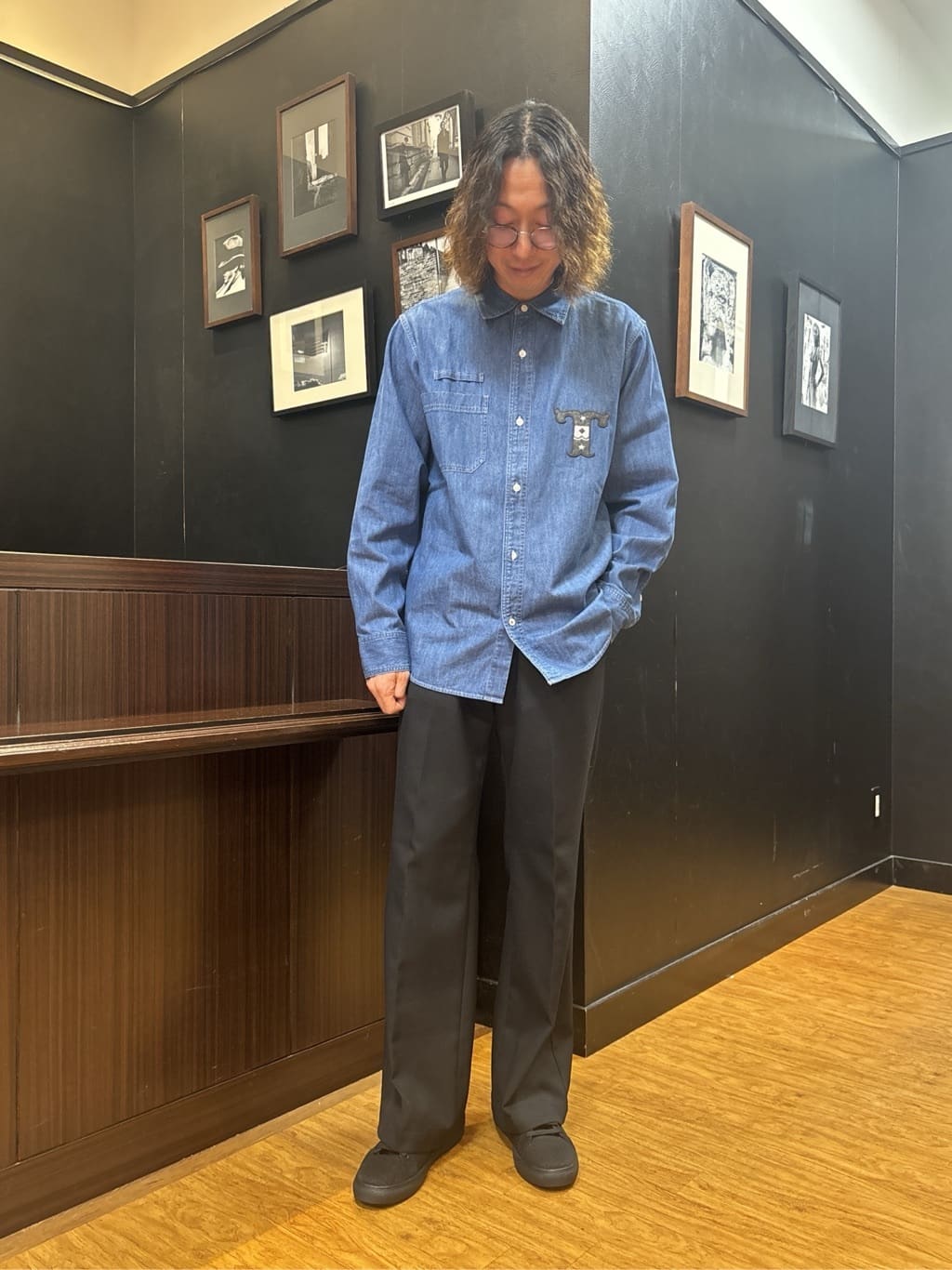 おーのさんの「TAKEO KIKUCHI｜【BOWLER HAT LABEL】Tエンブレム デニムシャツ」を使ったコーディネート