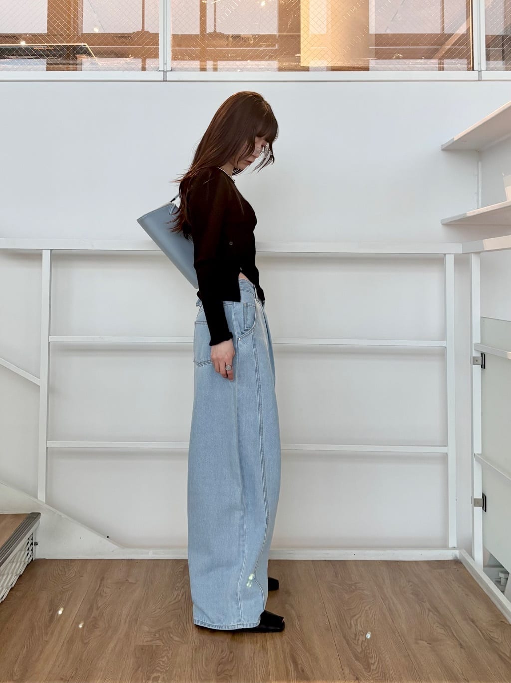 ibukiさんの「INDIVI｜オフショルスリットリブニット」を使ったコーディネート