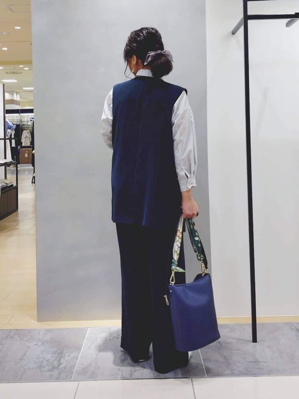 TOMOMIさんの「INDIVI｜【接触冷感／洗える／2WAY】ドロスト付 シアーシャンブレーシャツ」を使ったコーディネート
