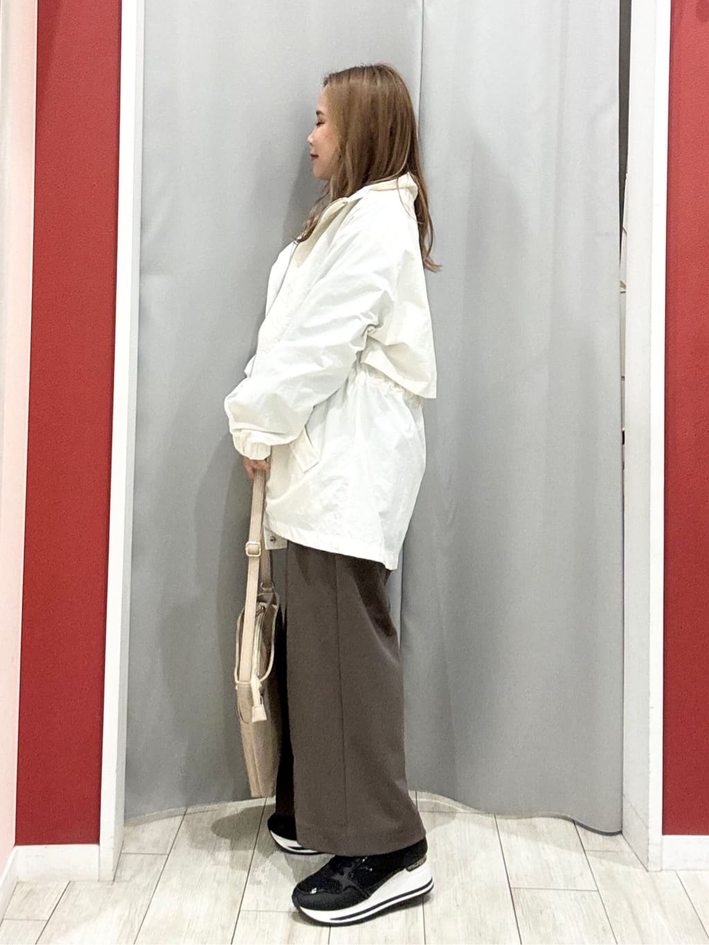 shioさんの「SHOO･LA･RUE｜【防花粉/S-LL】ウエストマークですっきり見え　軽やかスタンドブルゾン」を使ったコーディネート