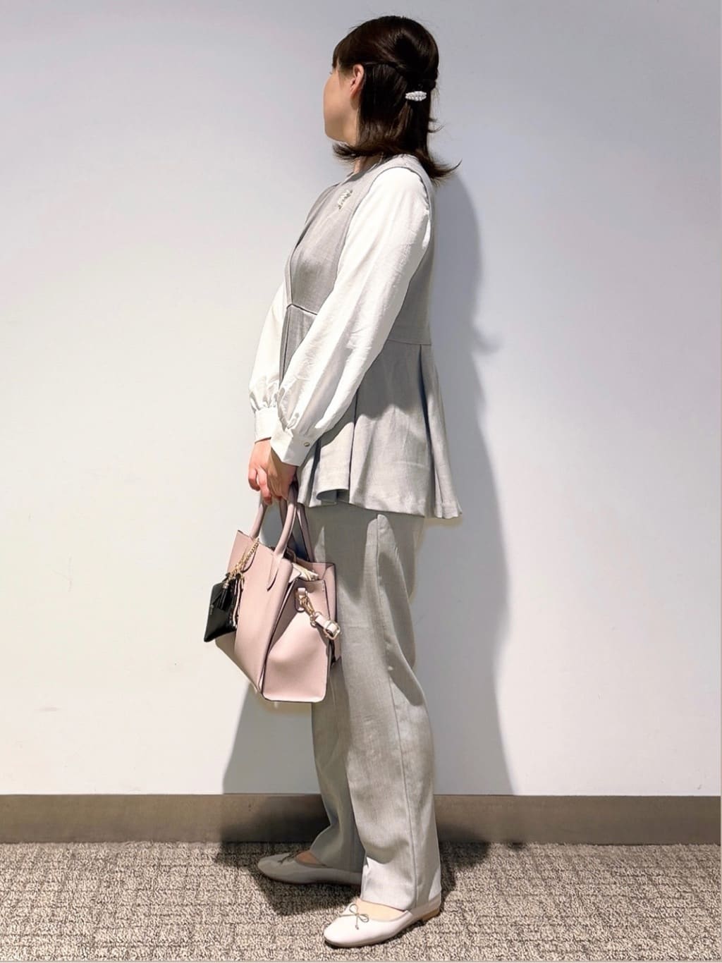 みーさんの「grove｜【マシンウォッシュ/防シワ】袖ドッキングペプラムブラウス【着回しカセット】」を使ったコーディネート