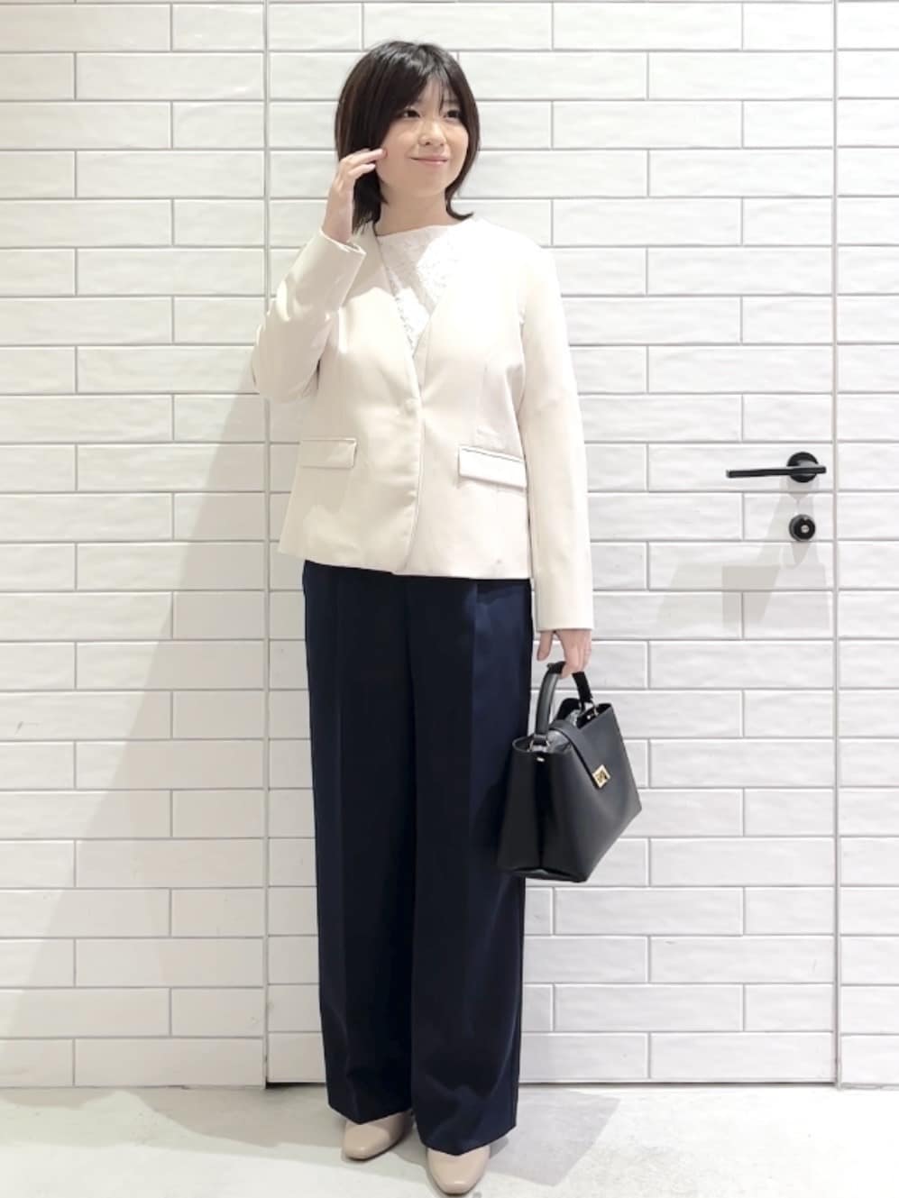 しおりさんの「OPAQUE.CLIP｜《通勤／セットアップ対応》 パイピングVネックジャケット【洗濯機OK】」を使ったコーディネート