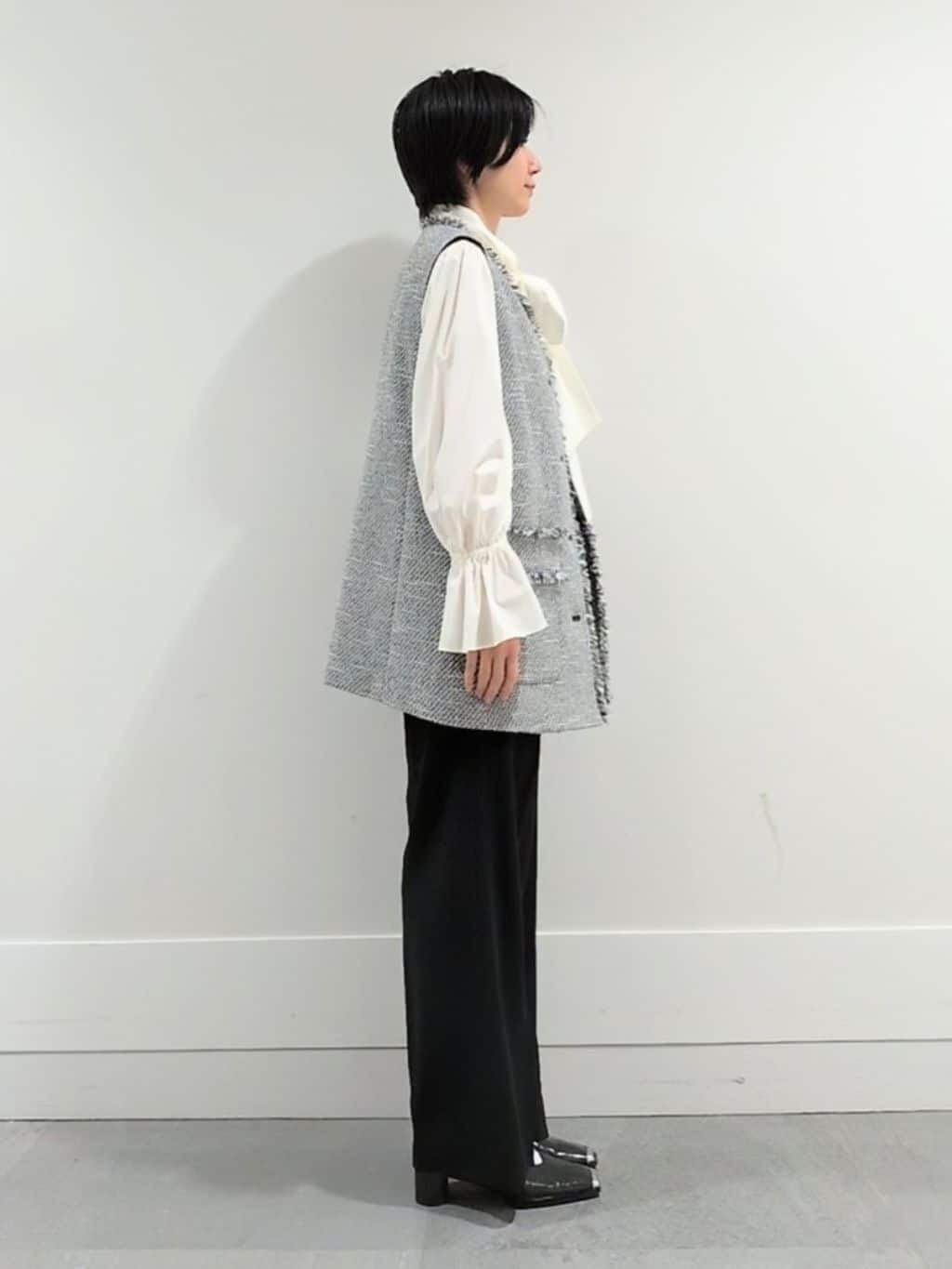 ミズタさんの「UNTITLED｜【オンオフ使える】スラブツイード ジレ」を使ったコーディネート