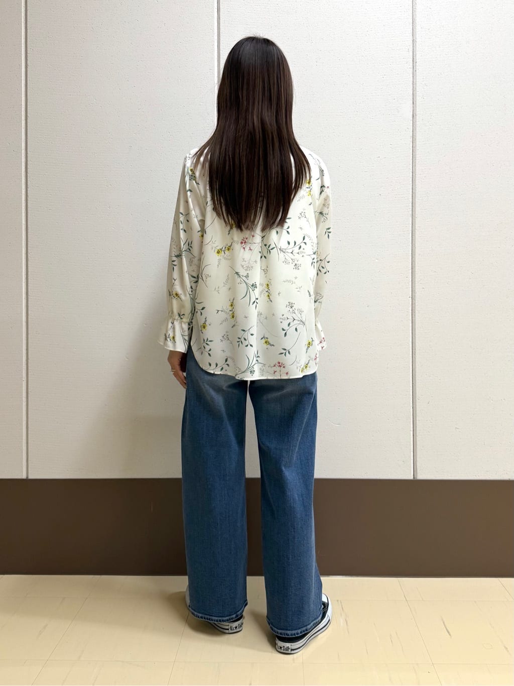 mamiさんの「INDIVI｜【SETUP可能】モダンフラワー柄キャンディスリーブブラウス」を使ったコーディネート
