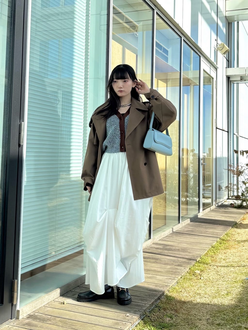 ibukiさんの「INDIVI｜ファンシーヤーンVネックカーディガン」を使ったコーディネート
