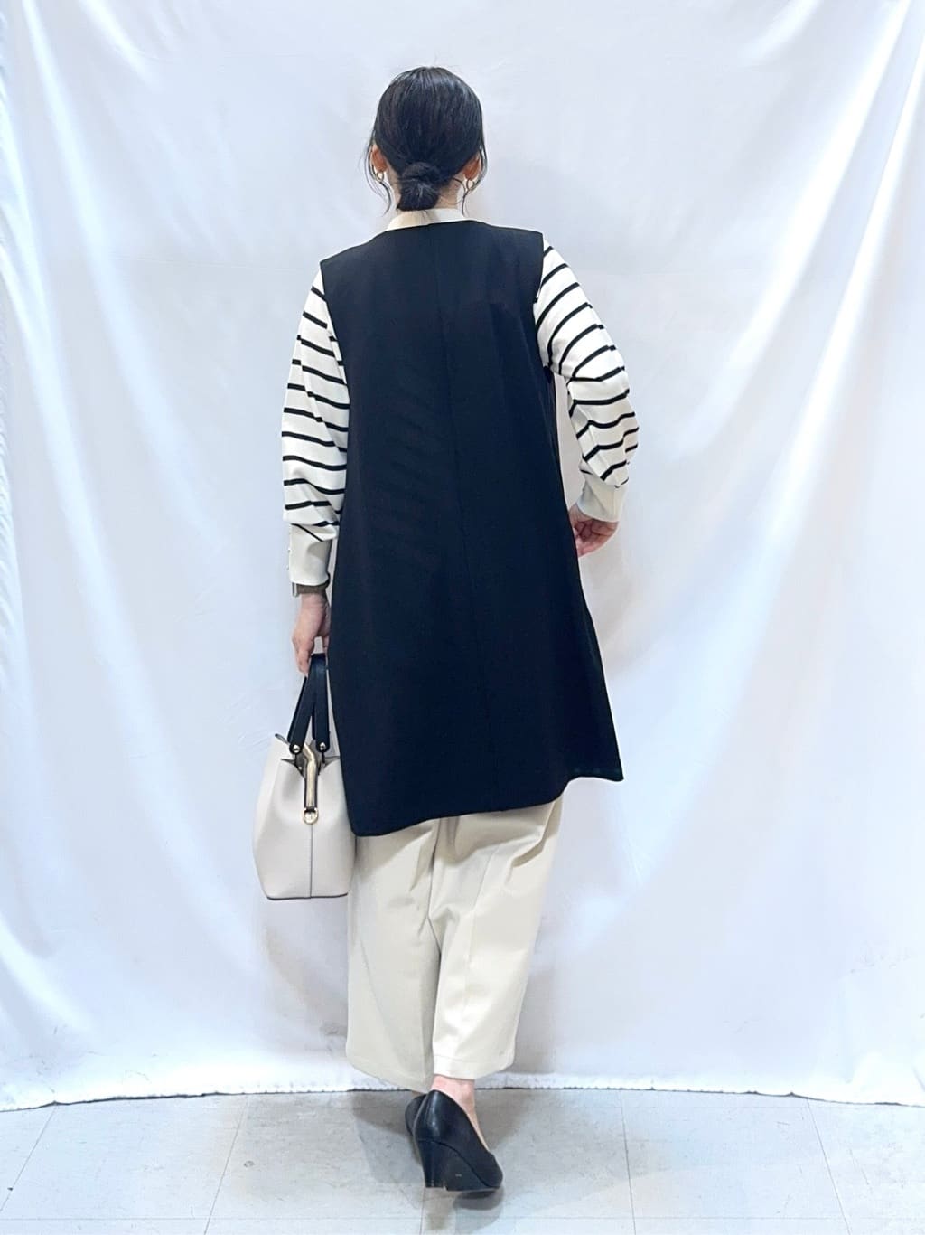 𝐇𝐢𝐫𝐨𝐦𝐢さんの「SHOO･LA･RUE｜【洗濯機可/セットアップ可/S-3L】きちんと楽に。カットジョーゼット ロングジレ」を使ったコーディネート