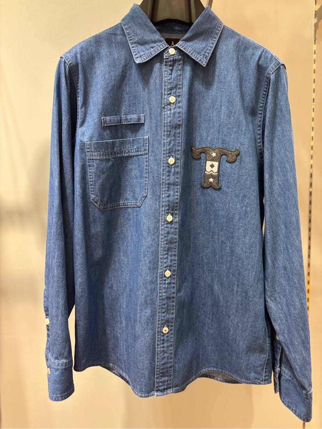 ヒナさんの「TAKEO KIKUCHI｜【BOWLER HAT LABEL】Tエンブレム デニムシャツ」を使ったコーディネート