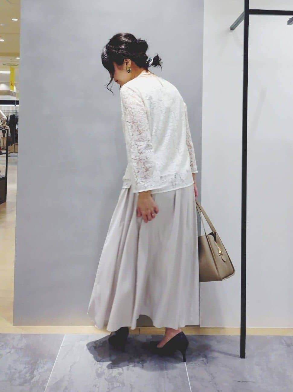 TOMOMIさんの「INDIVI｜【合皮／ミドルサイズ】春カラーフォルムバッグ」を使ったコーディネート