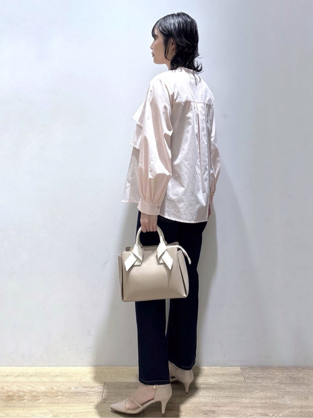 mizukiさんの「index｜フリルキーネックシャツ【洗濯機OK／イージーアイロン／防シワ】《XS～LL／7col》」を使ったコーディネート