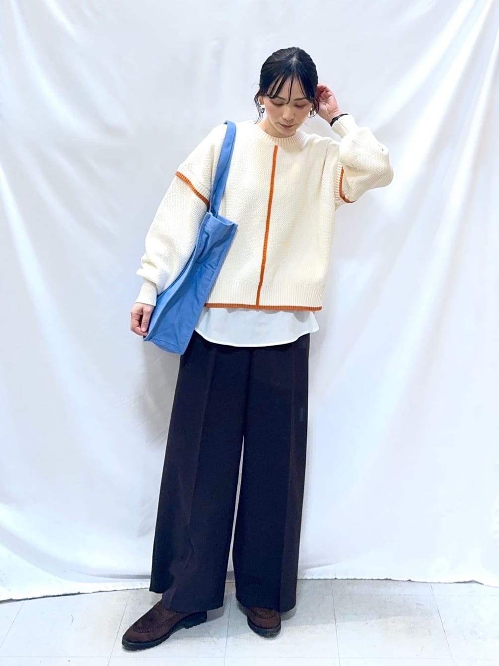 𝐇𝐢𝐫𝐨𝐦𝐢さんの「SHOO･LA･RUE｜【前後2WAY/S-LL】体型カバーもこなれ見えも叶う　ふんわりお袖の配色パイピングニット」を使ったコーディネート