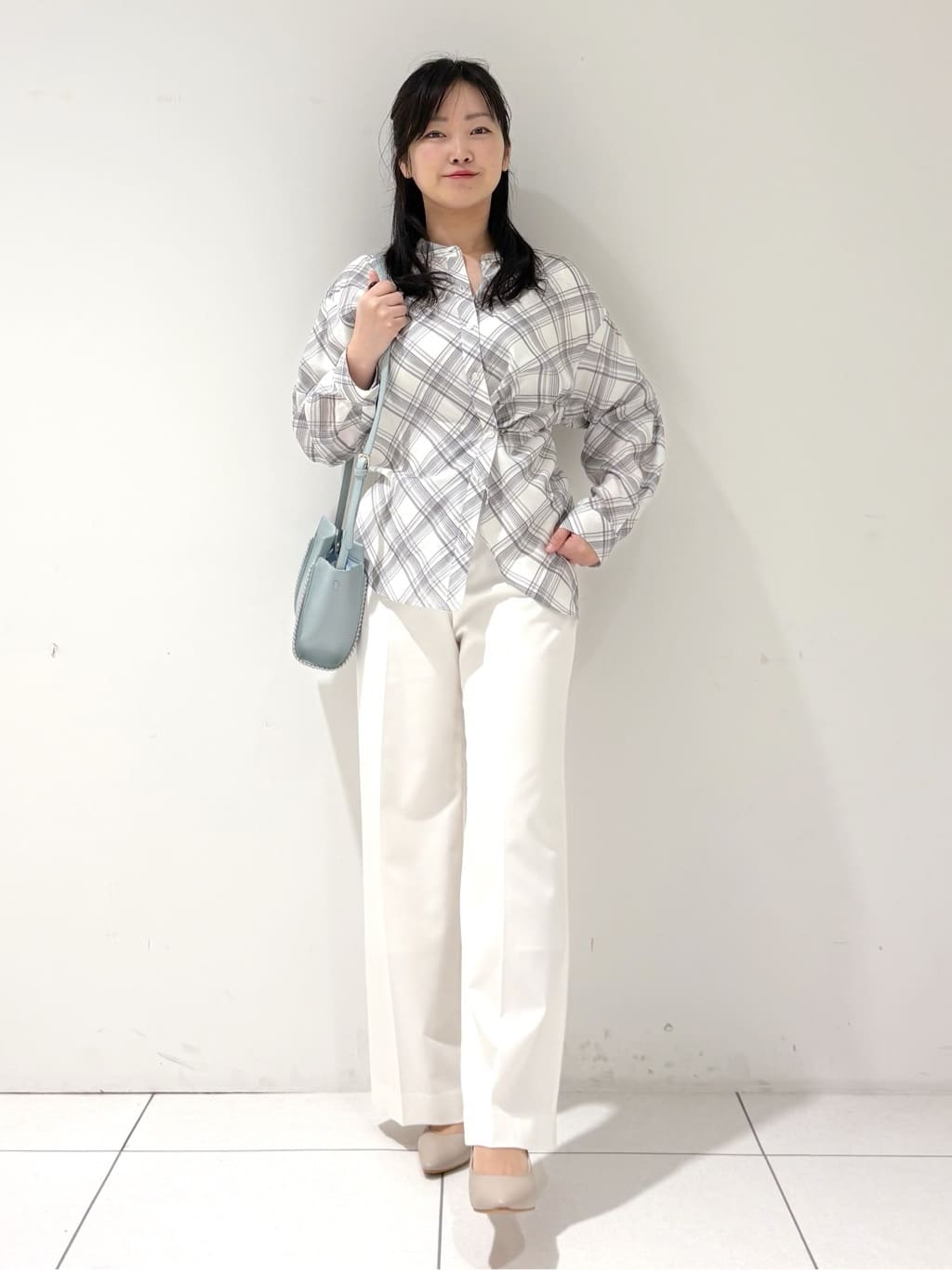 momokoさんの「INDIVI｜【撥水／軽量】ミニマル スタンドカラーコート」を使ったコーディネート