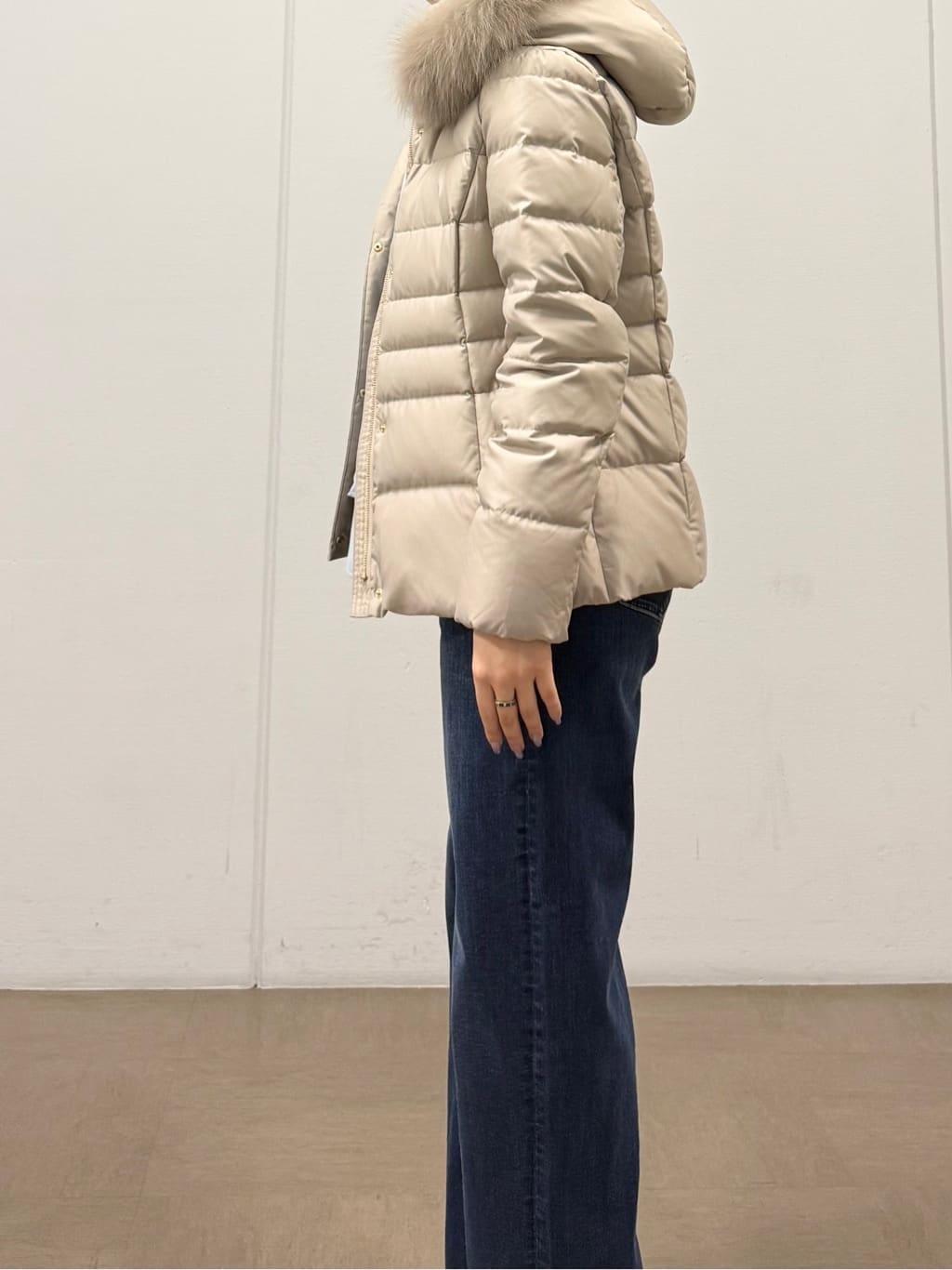 mizukiさんの「INDIVI｜【名品／撥水／抗菌防臭】ショート丈リサイクルダウンコート」を使ったコーディネート