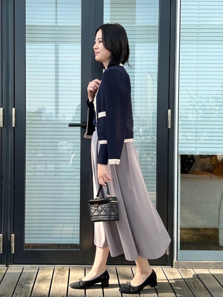 shinoさんの「Couture brooch｜【ハレの日・通勤・着映え】配色 総針カーディガン」を使ったコーディネート
