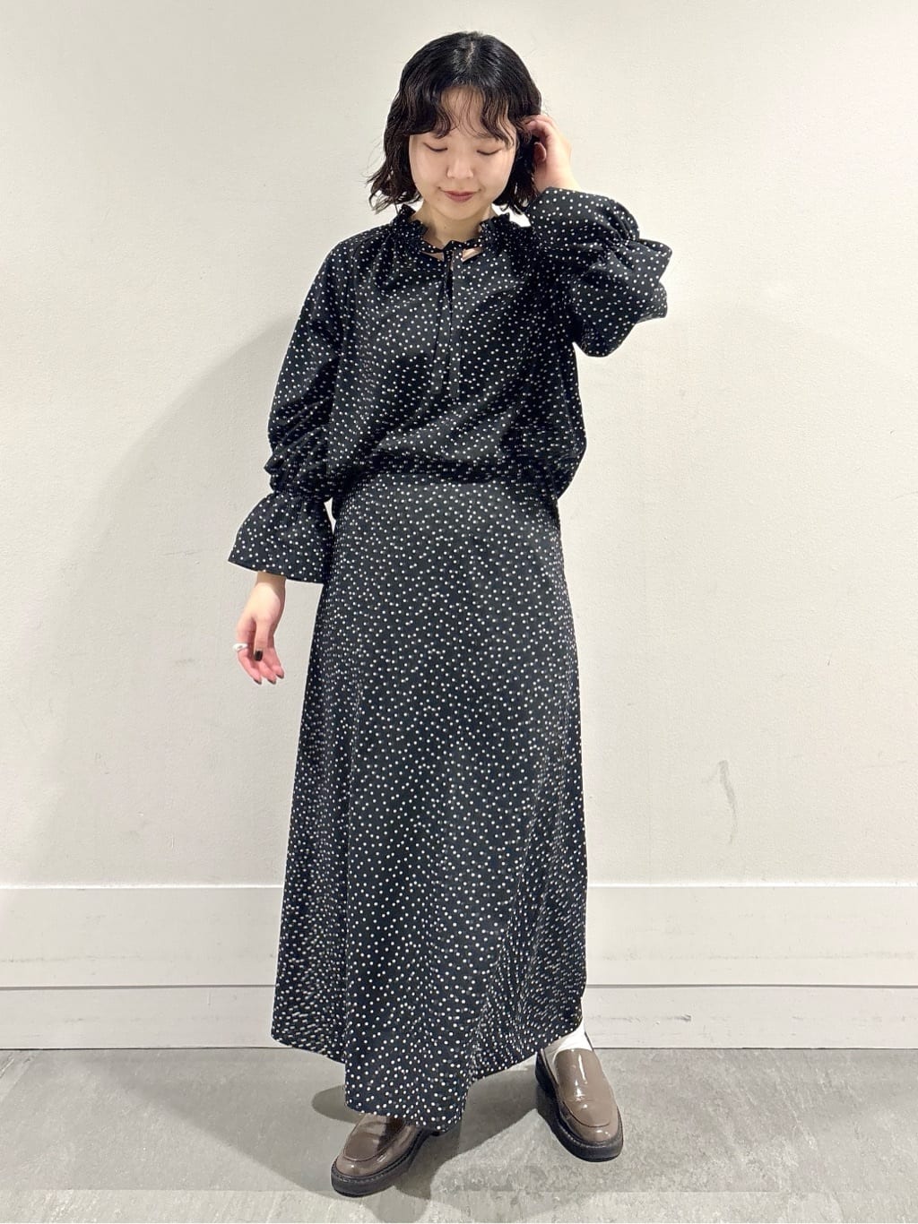 モエカさんの「UNTITLED｜【セットアップ可/後ろウエストゴム】ランダムドットスカート」を使ったコーディネート