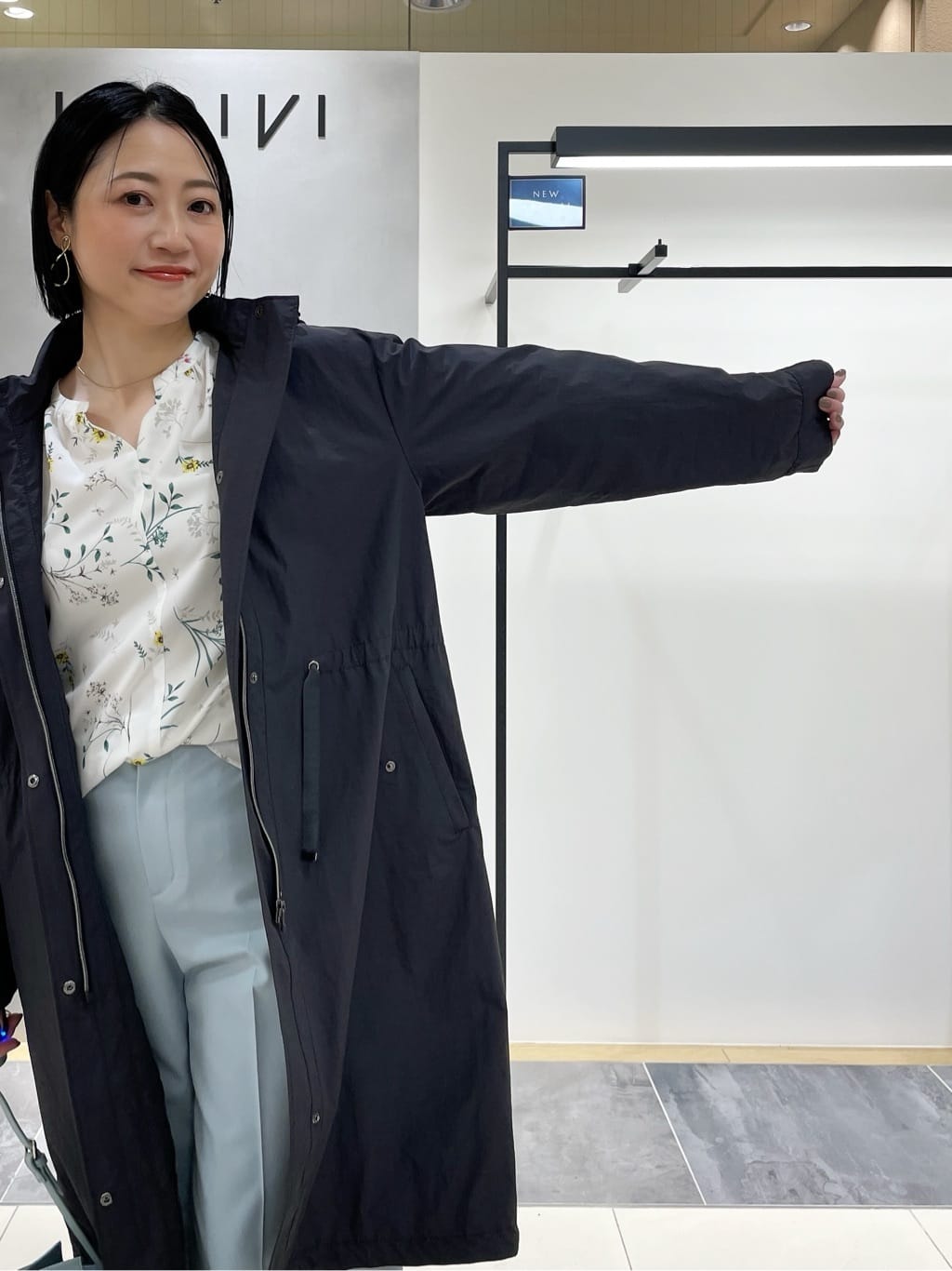 shihoさんの「INDIVI｜【SETUP可能】モダンフラワー柄キャンディスリーブブラウス」を使ったコーディネート