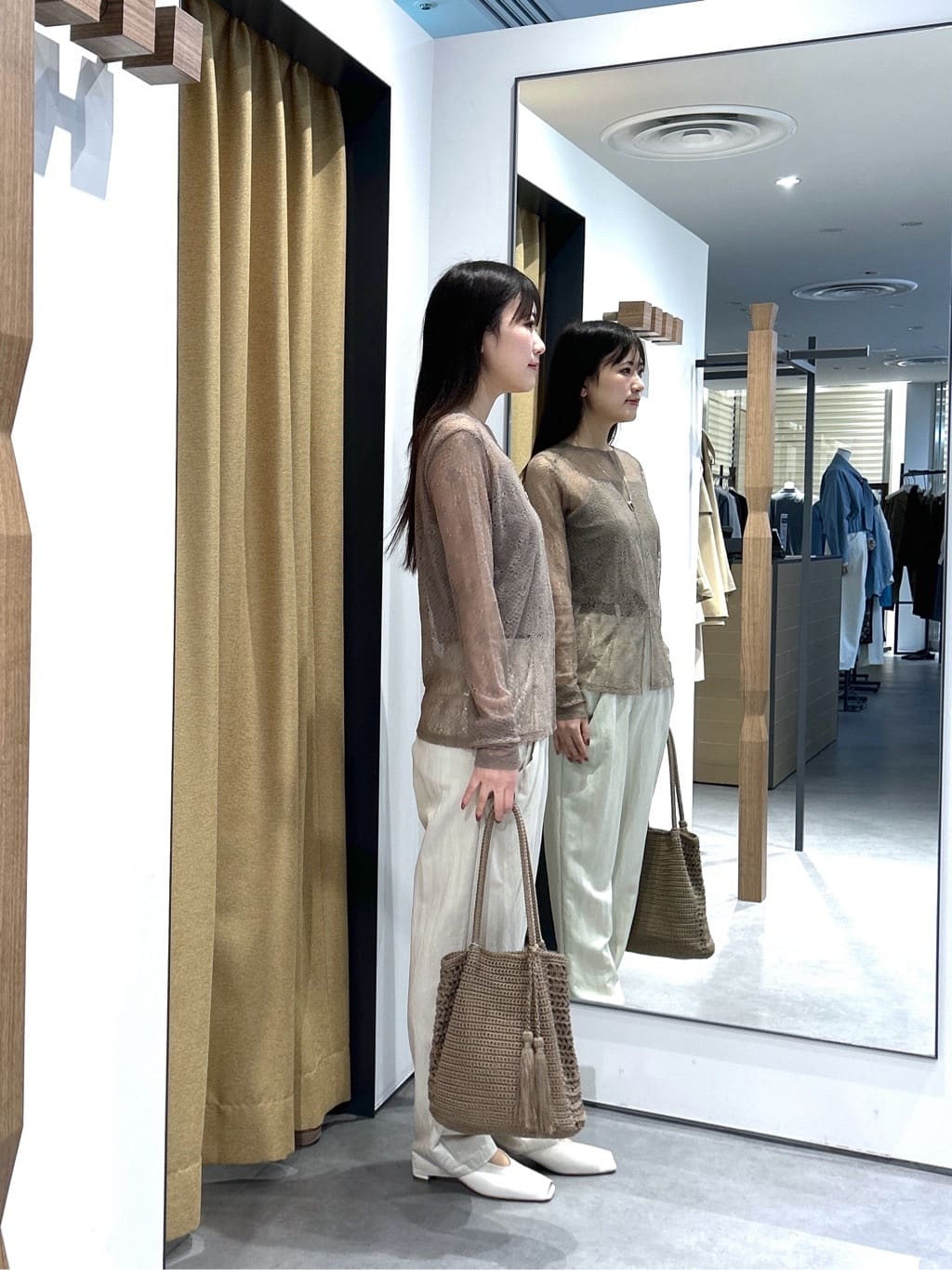 Renoさんの「INDIVI｜【2WAY】スリットレースプルオーバー」を使ったコーディネート