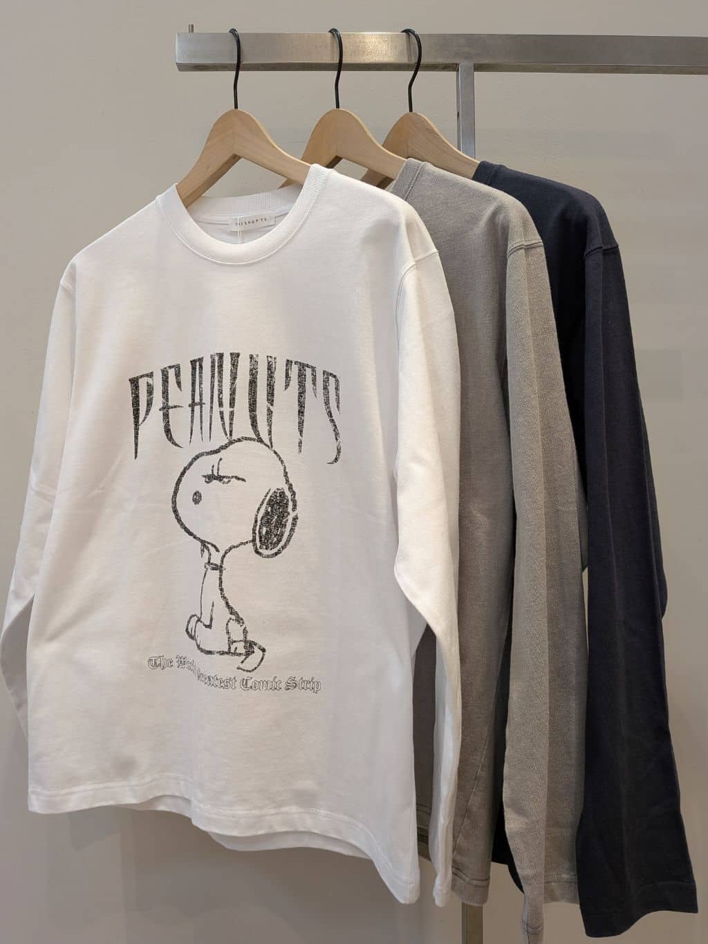 okcさんの「THE SHOP TK｜PEANUTS ／ ピーナッツ スヌーピー ヴィンテージ風プリント長袖Tシャツ」を使ったコーディネート